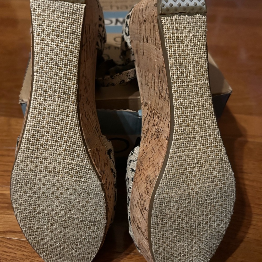 Toms Women’s Platform Wedges, Size 8 1/2 - Picture 4 of 5